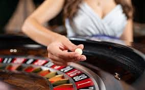 Permainan slot Wolf Gold di savaya 303 dengan simbol serigala dan bonus fitur